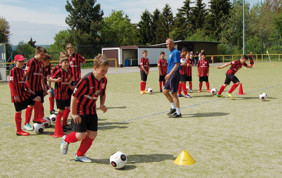 Eintracht Frankfurt-Fußballschule beim Sportverein Neuhof