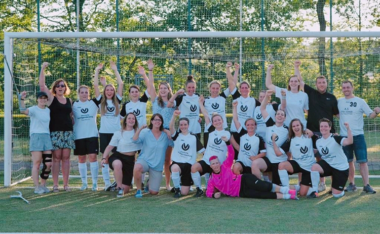 Die Damen-Fußballmannschaft des SV Neuhof, die sich derzeit in der Vorbereitung für die neue Saison befndet, will ein Trainingslager organisieren.