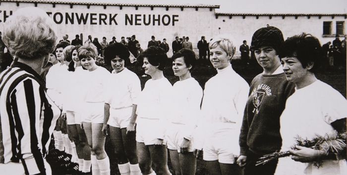 Die erste Frauenmannschaft des SVN spielte im Jahr 1967 anlässlich der Neuhofer Kirmes gegen eine Mannschaft aus den Vereinigten Staaten