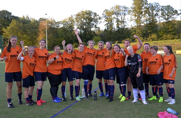 Die Neuhofer Frauen-Fußballmannschaft feierte ausgelassen den erfolgreichen Saisonauftakt