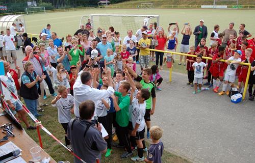 Sportverein Neuhof: Der Hessische Innen- und Sportminister Peter Beuth (Mitte im weißen Hemd) nahm beim „KickMit-07-Cup“ die Siegerehrung für die F1-Jugend vor.