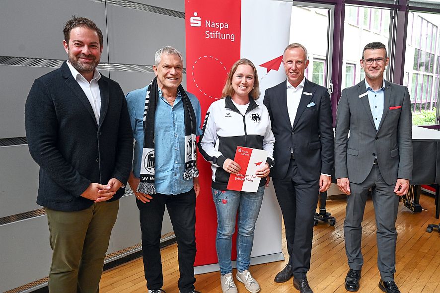 Die Naspa unterstützt die Fußball-Juniorinnen der Sportvereinigung 1895 Taunusstein-Neuhof e.V. Die Naspa unterstützt die Fußball-Juniorinnen der Sportvereinigung 1895 Taunusstein-Neuhof e.V.