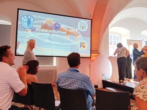 Die Rhönradturner bei der Sportlerehrung des Rheingau Taunus Kreises 2024 Die Rhönradturner bei der Sportlerehrung des Rheingau Taunus Kreises 2024
